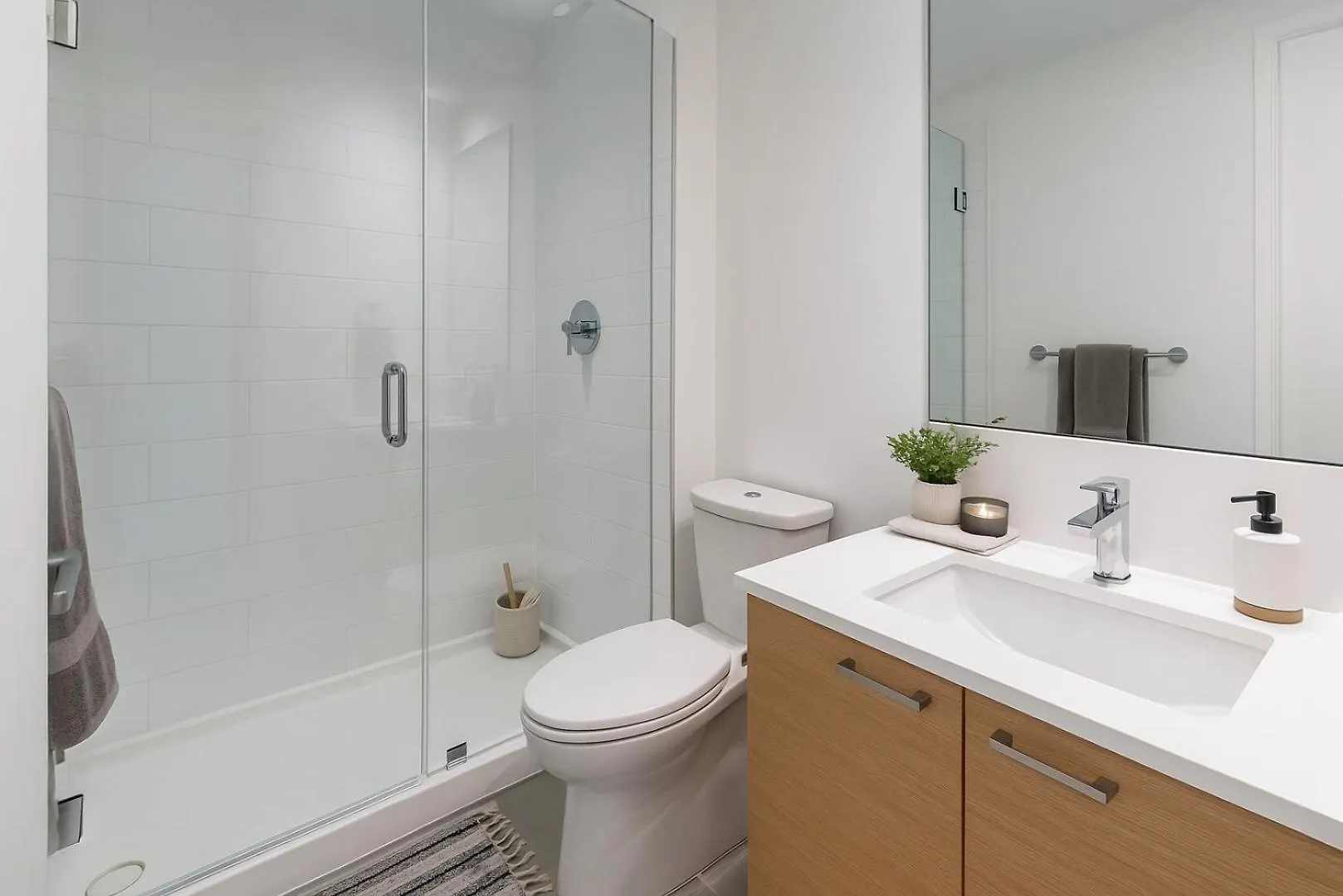 Elegant 2Br Urban Oasis Steps From Everything Vancouver Apartment